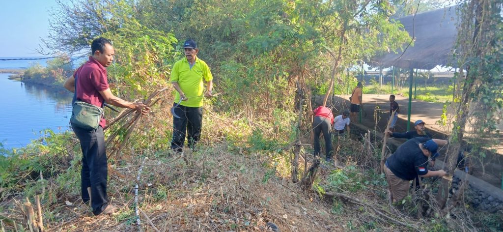 Kerja Bakti Bersihkan Pantai Kerobokan Jelang HUT RI ke-81